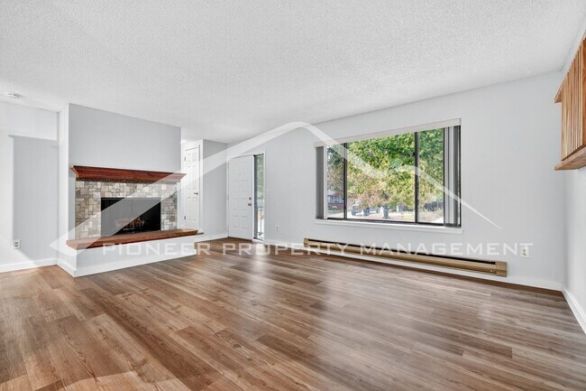Building Photo - Spacious Townhouse with Washer/Dryer and 1 Car Garage