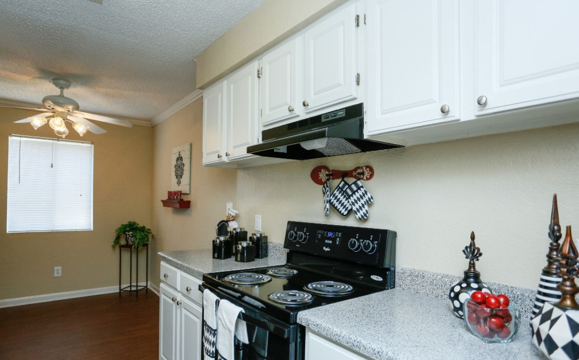 9801 Meadowglen Ln, Houston, TX 77042