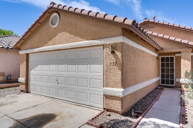 Building Photo - SINGLE STORY WITH 3 BEDROOMS!