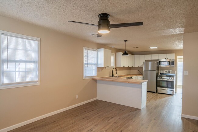 Building Photo - Newly Remodeled Mid Town Home, Available M...