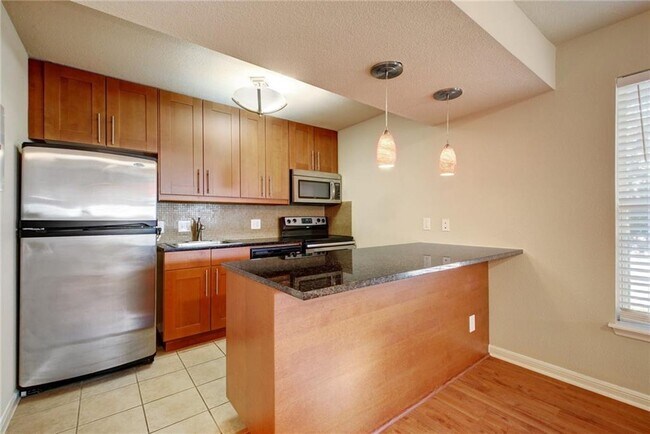 Building Photo - 7685 Northcross Dr