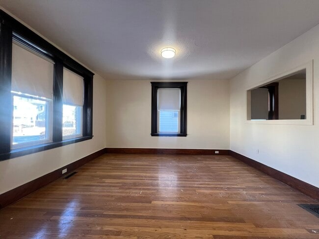 Building Photo - 4 River St