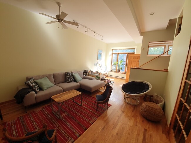 Building Photo - 4087 Av Laval