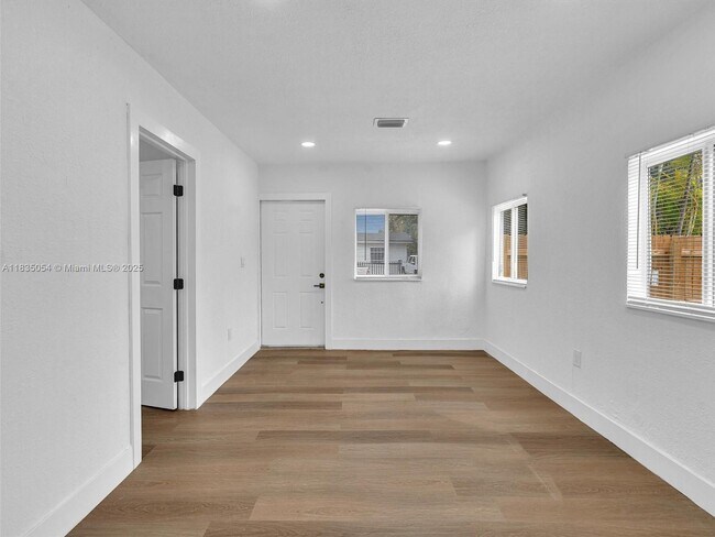 Foto del edificio - 470 NE 165th St