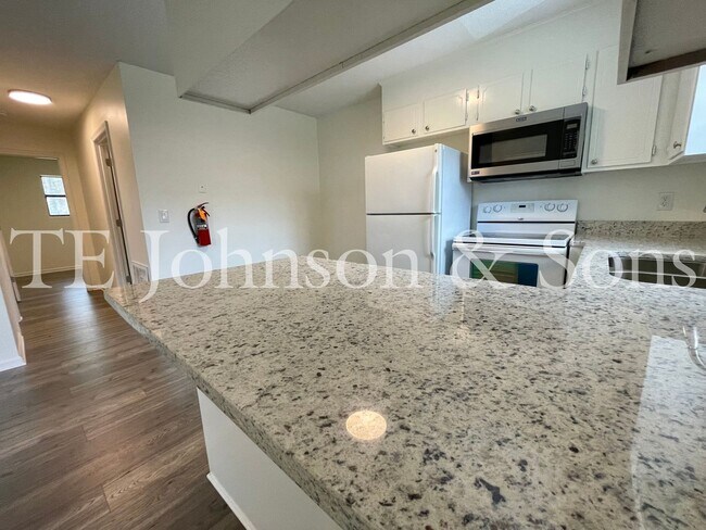 Building Photo - See This Renovated 2 Bedroom In Green Oaks!