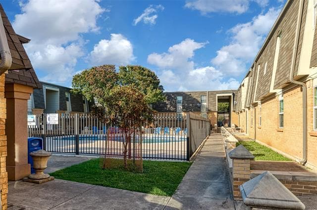 Building Photo - 7064 Glenview Dr