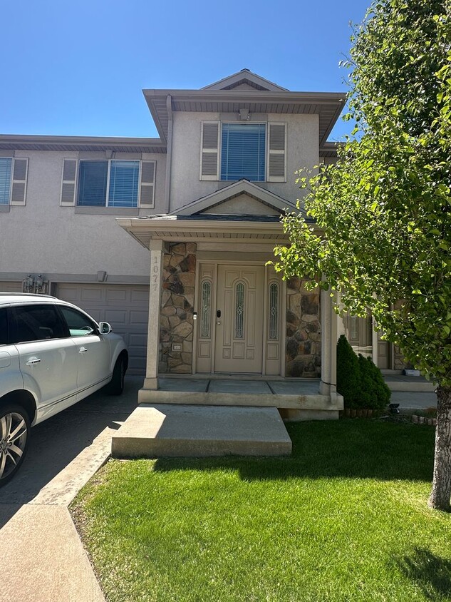 Primary Photo - Modern 3 Bed, 2.5 Bath Townhouse - Excelle...