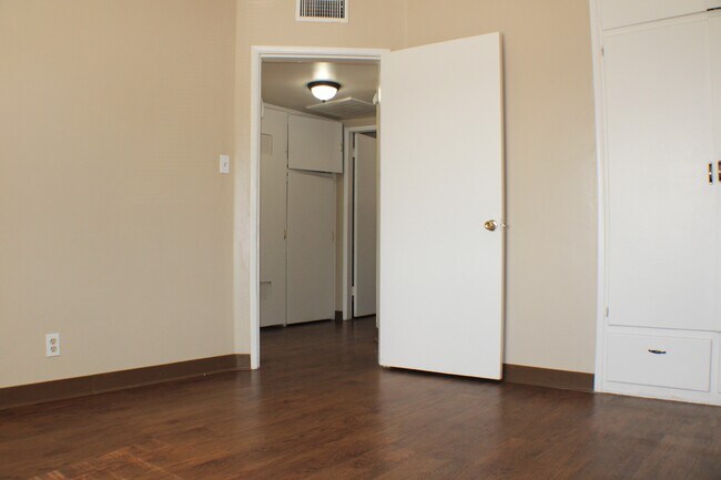 Building Photo - 615 Olive St