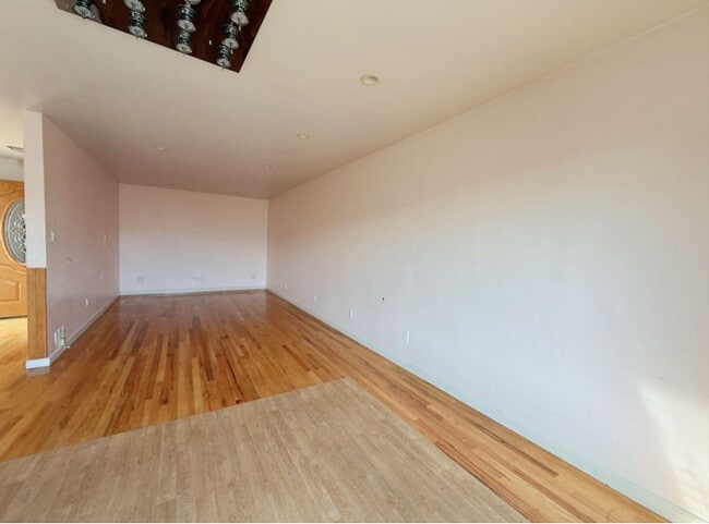 Building Photo - 307 Teddy Ave