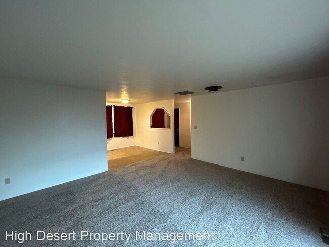 Building Photo - 2 br, 1 bath House - 185 NE Oak St.