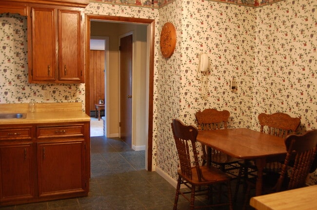 Building Photo - Large Partially Furnished 4/2.5 in Beautif...