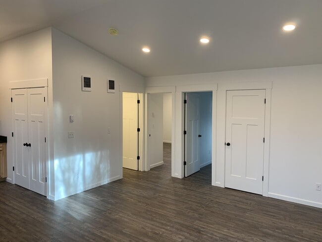Building Photo - 416 Maple Dr