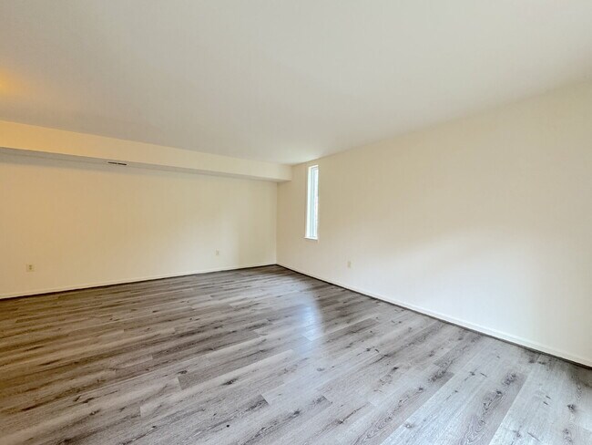 Foto del edificio - Spacious Ground-Level 3BR Condo with Patio in Prime Arlington Location
