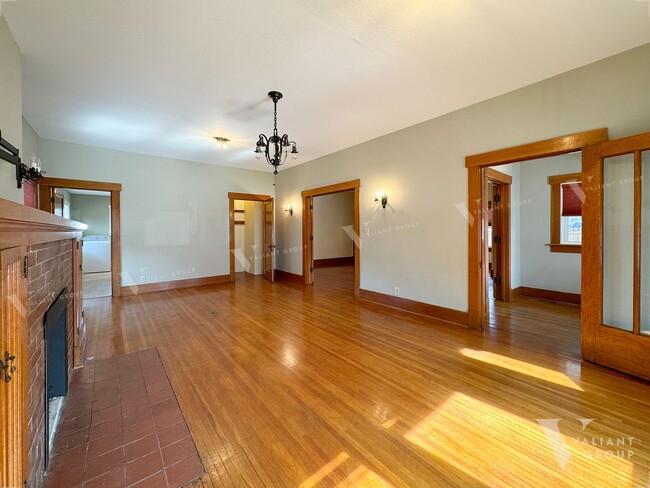 Foto del edificio - Charming Mission-Style, Four-Bedroom, Thre...