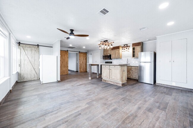 Building Photo - 319 Palm Dr