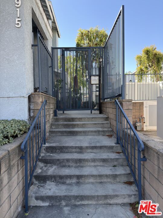 Foto del edificio - 9915 Variel Ave