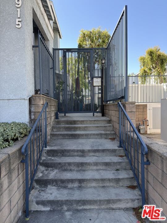 Building Photo - 9915 Variel Ave