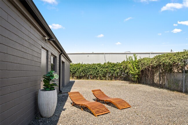 Foto del edificio - 5975 Armour Dr