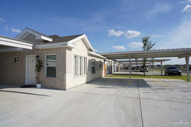 Building Photo - 7110 N 56th Ln