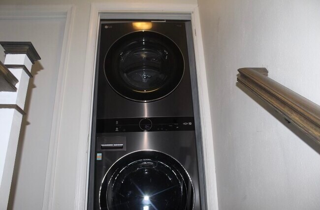 Foto del edificio - 1579 Jameson Dr