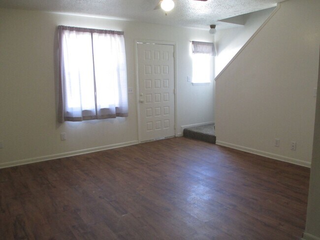 Foto del edificio - 1512 Kraft Ave.