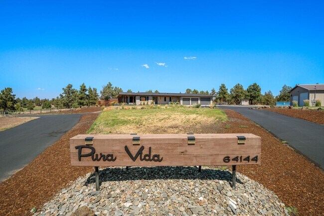 Foto del edificio - Private Five-Acre Bend Retreat with Cascade Mountain Views