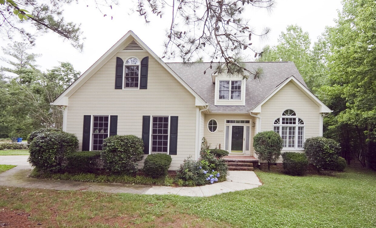 Primary Photo - Coming Soon! Inviting 3 Bed / 2.5 Bath Home Featuring Main Level Suite