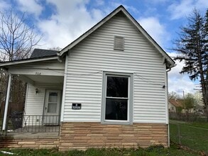 Building Photo - 708 Harmon St