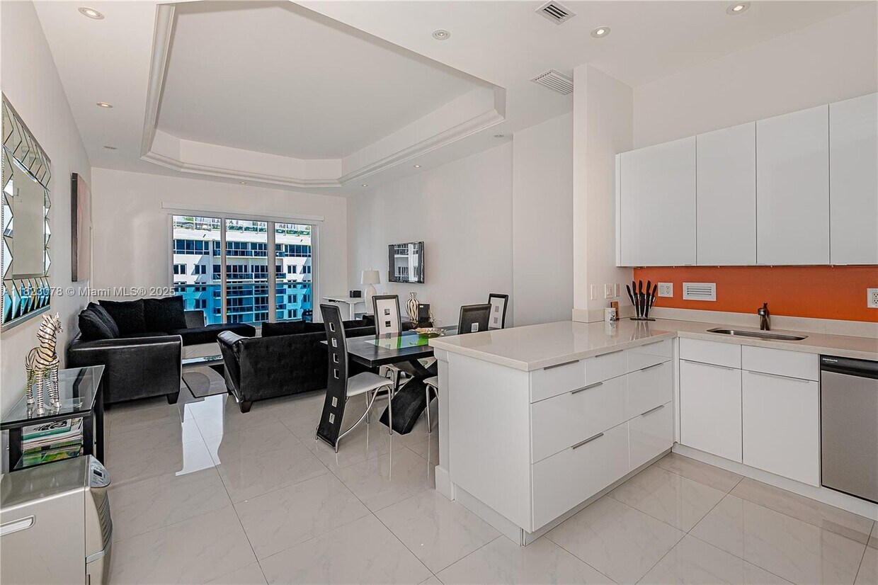 Primary Photo - 2301 Collins Ave