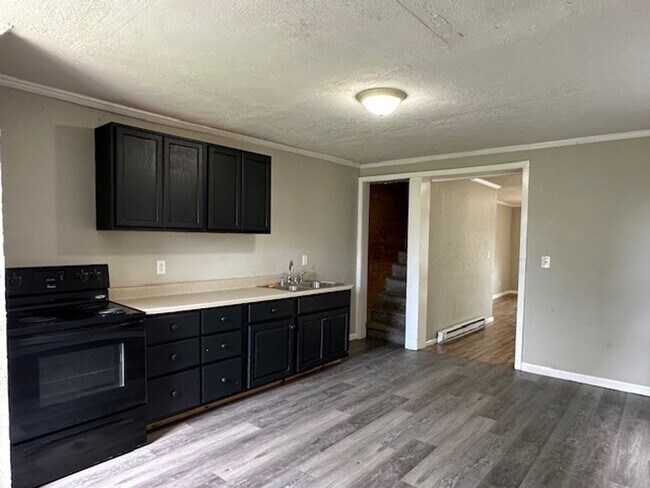 Building Photo - 16 1/2 Locust St-