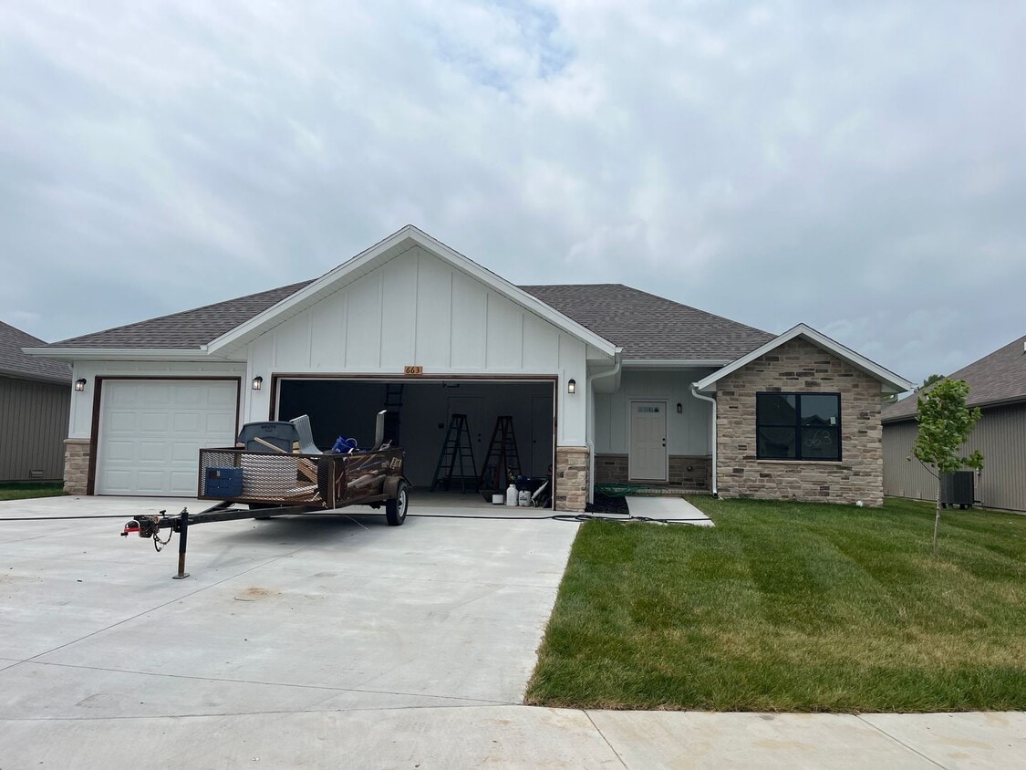 Foto principal - BRAND-NEW 3-bedroom, 2-bath, 3-car garage ...
