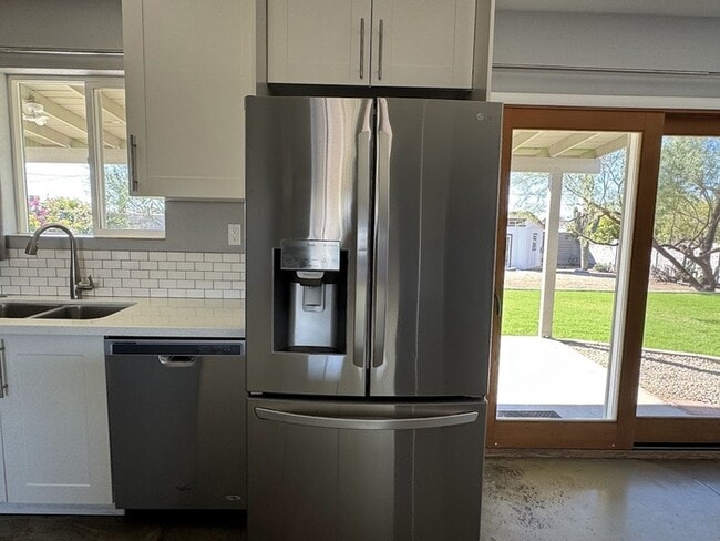 Building Photo - Mid Century and Mountain Views