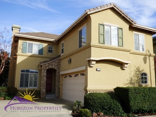 Foto del edificio - Modern Three-story 5 Bed 3.5 Bath 2,601 sqft Fair Oaks Home