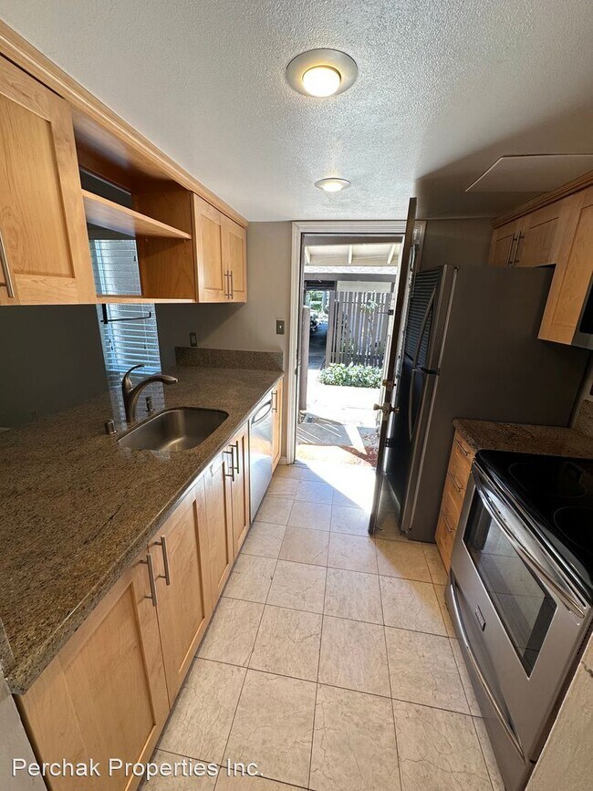 Building Photo - 2 br, 1.5 bath House - 5497 Roundtree Dr #E