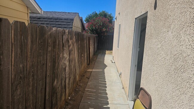 Building Photo - Three Bedroom Two and a half bath house, 2 car garage, central air. Available now.
