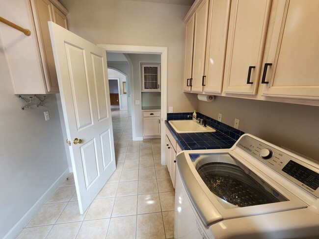 Building Photo - *LEASE PENDING* Stunning Executive Home in...