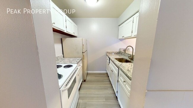 Building Photo - 2971 Deckebach Ave