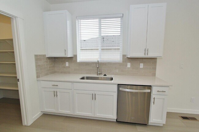 Foto del edificio - 11138 Overhang St