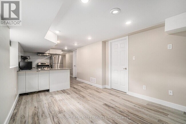 Building Photo - 17 Overlake Dr