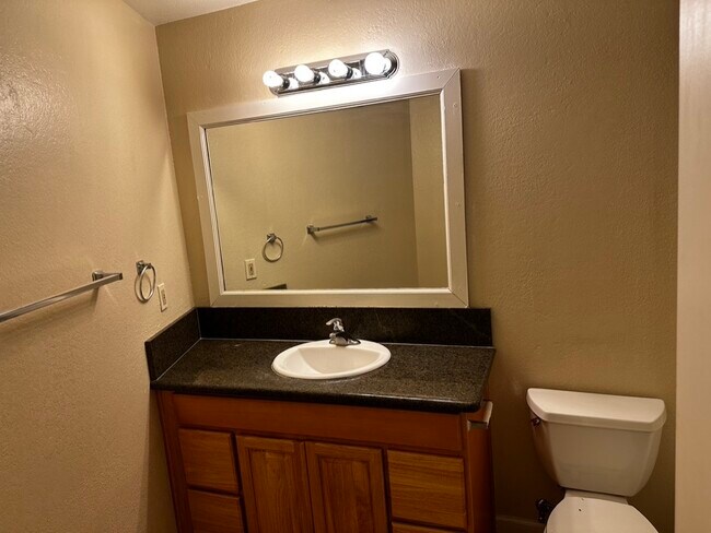 Foto del edificio - 6031 Northcrest Cir