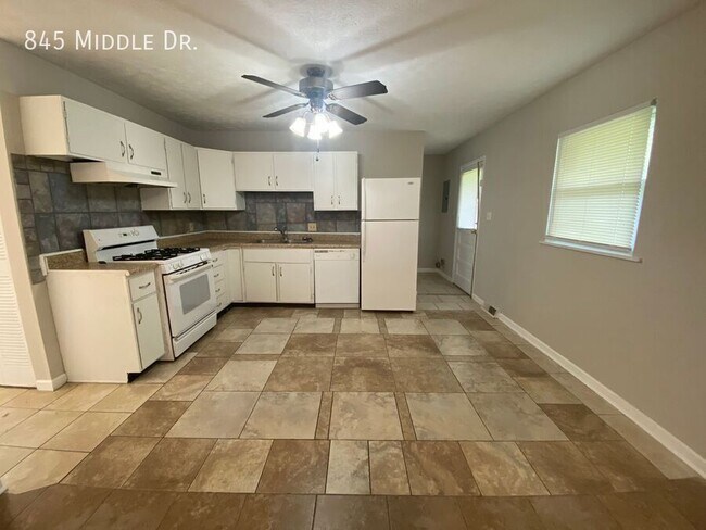 Foto del edificio - 845 Middle Dr