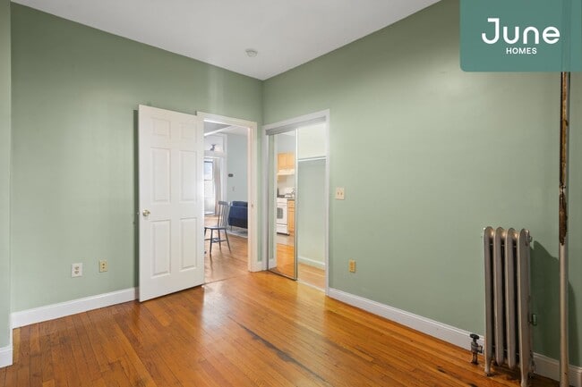 Building Photo - ROOM ONLY in 4-bed/1.0-bath Home