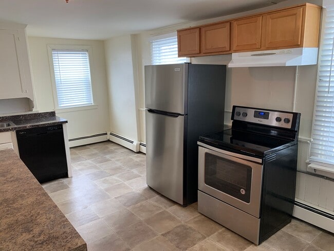 Building Photo - 3 Bedroom 1.5 Bathroom Emmaus Single in th...