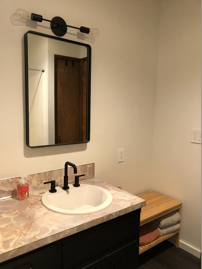 Un baño en la planta superior - 712 SW 28th St