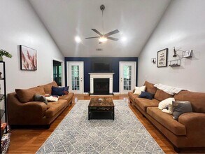 Building Photo - 1445 Oakridge Cir