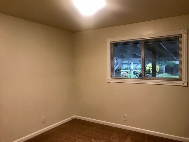 Foto del edificio - Updated 1 bedroom duplex unit with off str...