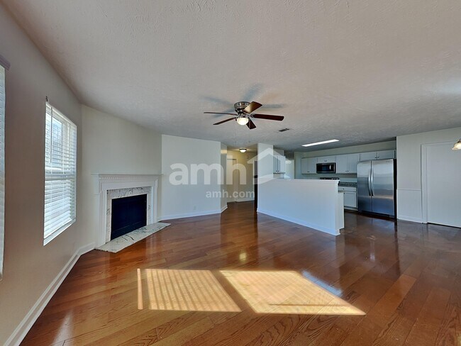 Foto del edificio - 1008 Montrose Dr