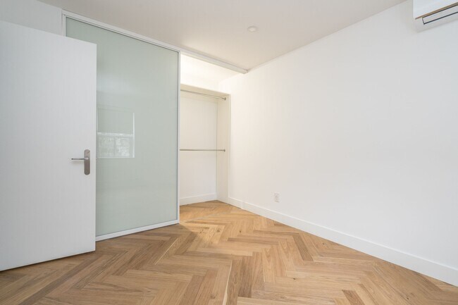 Photo du bâtiment - 55 Hendrick Ave