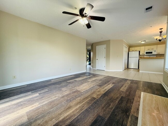 Building Photo - 962-6 Stewarts Creek Dr