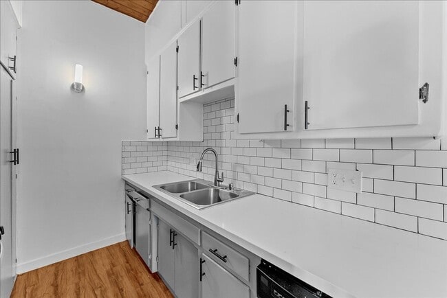 Building Photo - 6114 Cahuenga Blvd